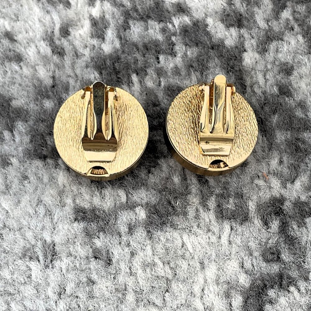 Vintage Gold-tone Ribbed Domed Clip-on Earrings - Picture 4 of 4